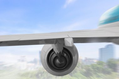 Uçağın gökyüzünde kapatın. Karma ortam. Karışık teknik