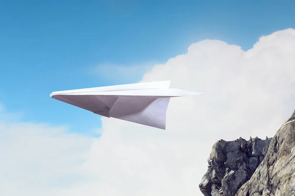 Origami που φέρουν αεροπλάνο στον ουρανό. Μικτή τεχνική. Μικτή τεχνική — Φωτογραφία Αρχείου