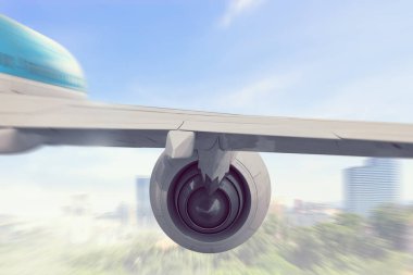 Uçağın gökyüzünde kapatın. Karma ortam. Karışık teknik