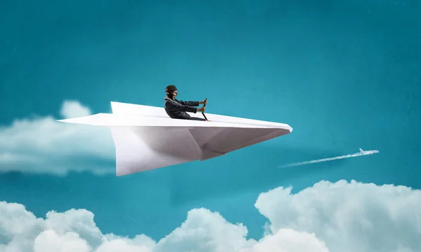 Kobieta pilot w papierowy samolot. Mieszana. Techniki mieszane — Zdjęcie stockowe