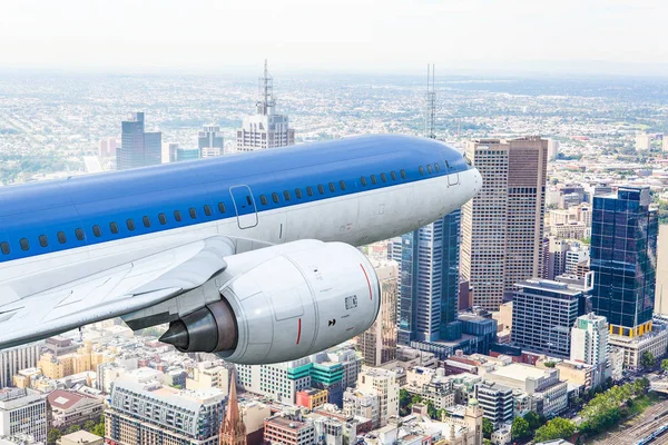 Avion de ligne dans le ciel. Techniques mixtes — Photo