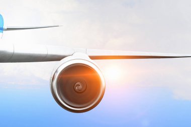 Uçağın gökyüzünde kapatın. Karışık teknik