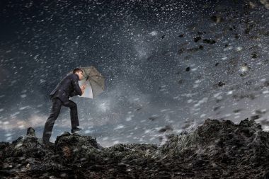 Siyah şemsiye ile iş adamı. Karışık teknik