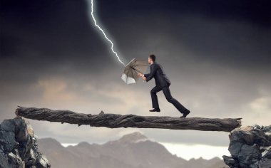 Siyah şemsiye ile iş adamı. Karışık teknik