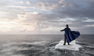 Sörf denizde yüzen buz kütlesi. Karışık teknik