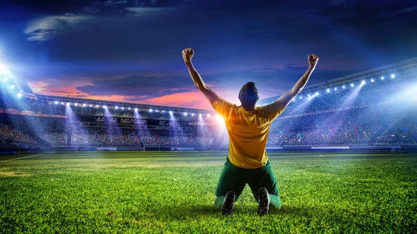 Jugador de fútbol en el estadio. Medios mixtos — Foto de Stock