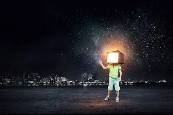 Bambini dipendenti dalla TV. Mezzi misti — Foto Stock