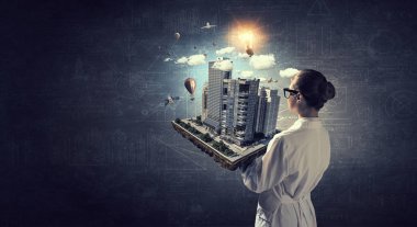 Kadın sunan inşaat modeli. Karışık teknik