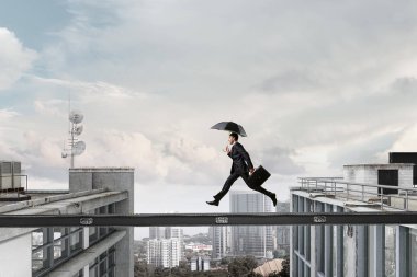 Korkusuz işadamı üstesinden zorluk. Karma ortam. Karışık teknik