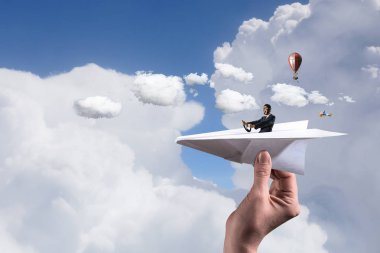 Kağıt Uçak içinde kadın pilot. Karışık teknik