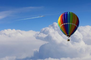 Aerostat gün gökyüzünde yüzen. Karışık teknik