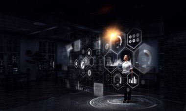 İşkadını ofisinde. Karışık teknik