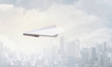 Origami uçak gökyüzünde uçan. Karışık teknik