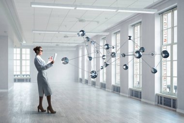 Bilim adamı kadın araştırma yapıyor. Karma ortam. Karışık teknik