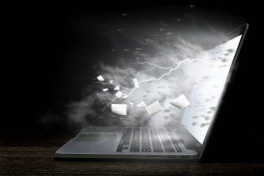 Masa üstünde parlayan laptop. Karışık teknik