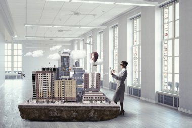 Kadın sunan inşaat modeli. Karışık teknik