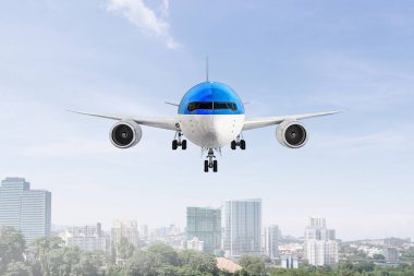 Uçak gökyüzünde. Karışık teknik