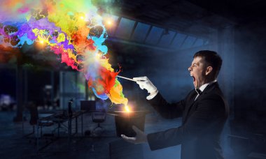 Sihirli gösteren iş adamı. Karışık teknik