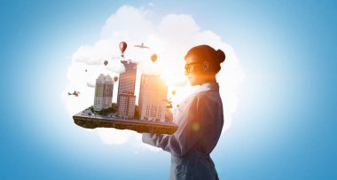 Kadın sunan inşaat modeli. Karışık teknik