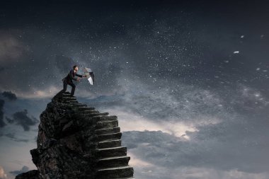 Siyah şemsiye ile iş adamı. Karma ortam. Karışık teknik