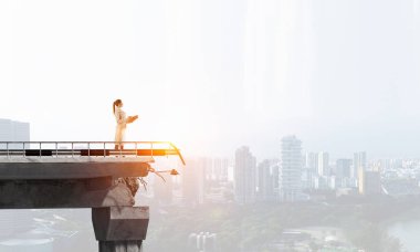 Yine de yapacak. Karma ortam. Karışık teknik