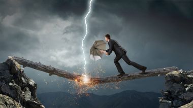 Siyah şemsiye ile iş adamı. Karışık teknik