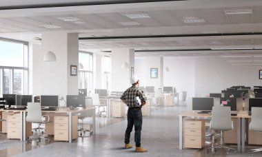 Kask içinde mühendis adam. Karma ortam. Karışık teknik