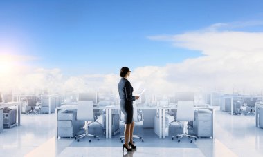 Boş ofiste iş kadını. Karma ortam. Karışık teknik