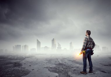 Kask içinde mühendis adam. Karma ortam. Karışık teknik