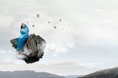 Kız turistik dinlenme. Karışık teknik