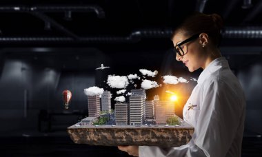 Kadın sunan inşaat modeli. Karma ortam. Karışık teknik