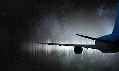 Gökyüzünde uçak silueti. Karışık teknik