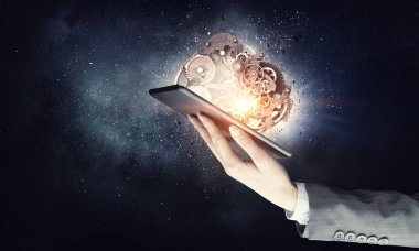 Dişli mekanizması elinde. Karışık teknik