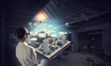 Kadın sunan inşaat modeli. Karma ortam. Karışık teknik