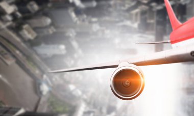 Uçağın gökyüzünde kapatın. Karma ortam. Karışık teknik