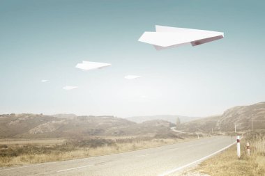 Origami uçak gökyüzünde uçan. Karma ortam. Karışık teknik