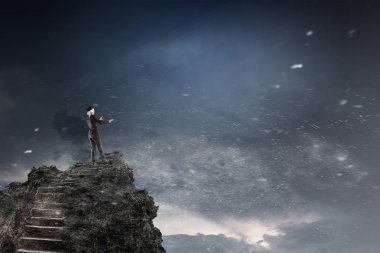 Dokunmak yürüyüş iş adamı. Karışık teknik