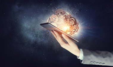 Dişli mekanizması elinde. Karışık teknik