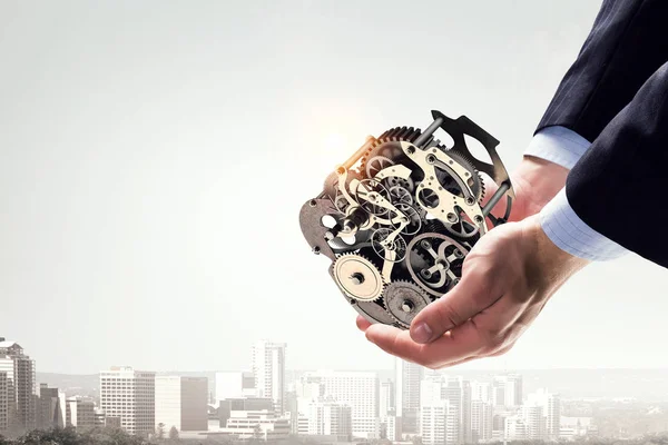 Dişli mekanizması elinde. Karma ortam. Karışık teknik