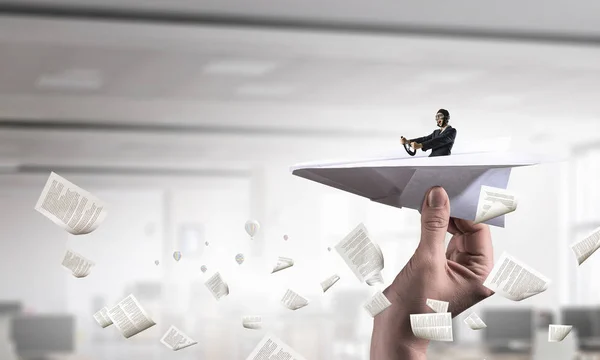 Mujer piloto en avión de papel. Medios mixtos —  Fotos de Stock