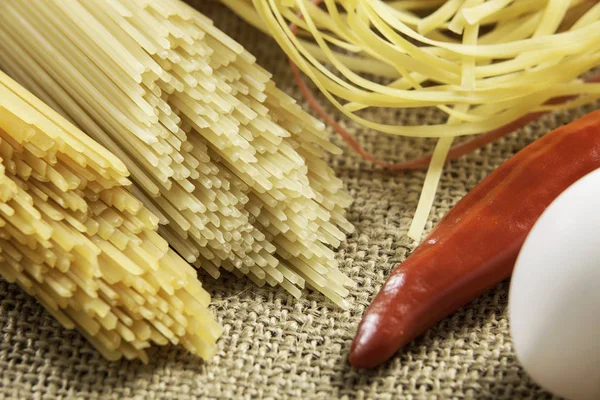 Droge pasta op tafel — Stockfoto