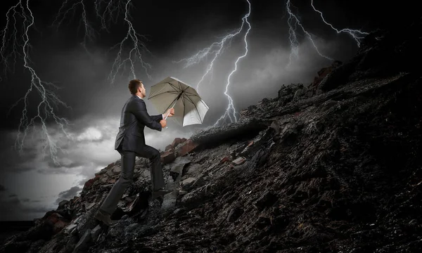 Geschäftsmann mit schwarzem Regenschirm. Gemischte Medien — Stockfoto