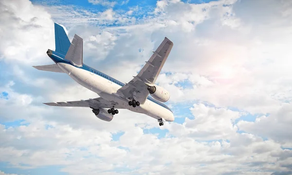 Avión en el cielo. Medios mixtos — Foto de Stock