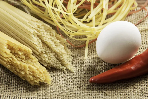 Droge pasta op tafel — Stockfoto