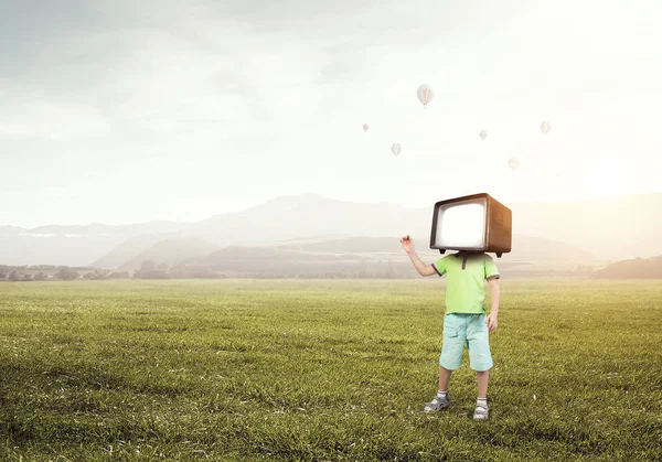 Crianças viciadas em TV. Meios mistos — Fotografia de Stock