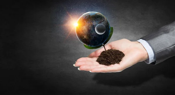 Planet Erde in unseren Händen. Gemischte Medien. Gemischte Medien — Stockfoto