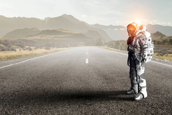 Uzay adamı serüveni. Karışık teknik