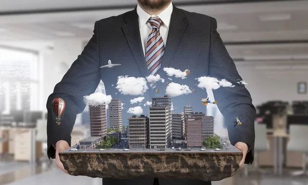 Man sunan inşaat modeli. Karışık teknik