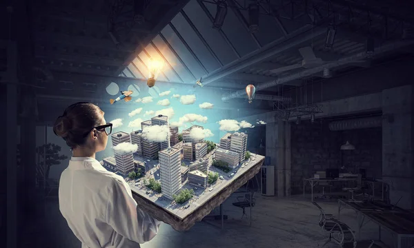 Kadın sunan inşaat modeli. Karma ortam. Karışık teknik