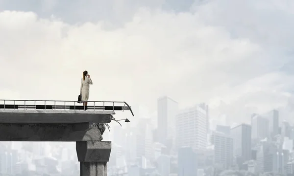 Inženýr žena na mostě. Kombinovaná technika. Kombinovaná technika — Stock fotografie